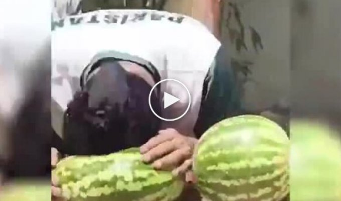 32 арбуза головой разбил пакистанец и установил один из самых странных рекордов Гиннеса