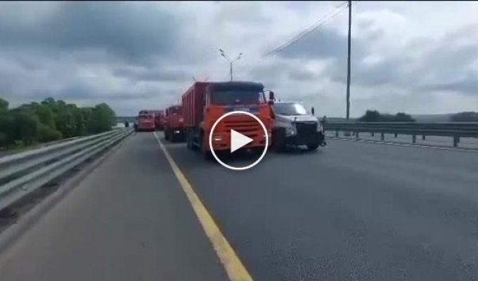 російська армія почала блокувати дорогу на Москву вантажівками, щоб заблокувати проїзд Вагнера