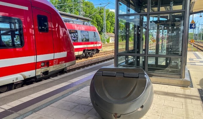 Explosive containers at train stations in Germany (2 photos)