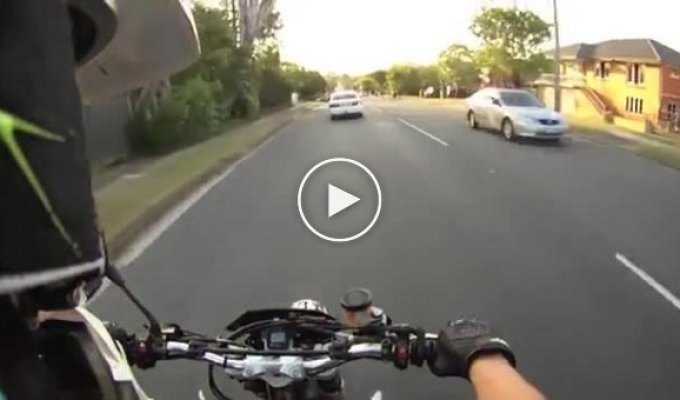 Неожиданная авария мотоциклиста
