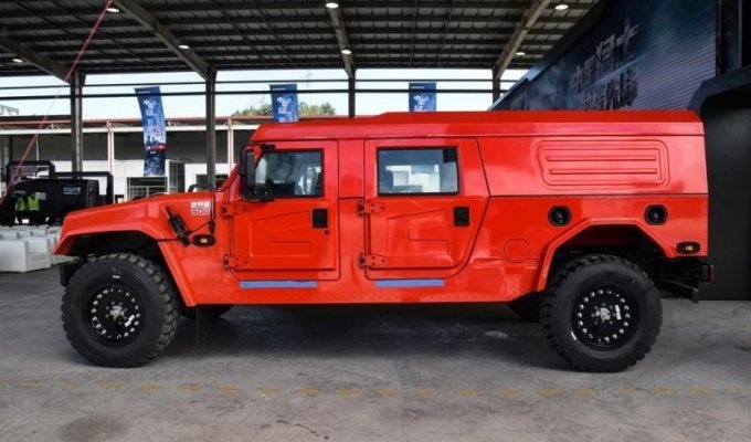 In China launched a clone of the classic Hummer H1 (11 photos + 1 video)