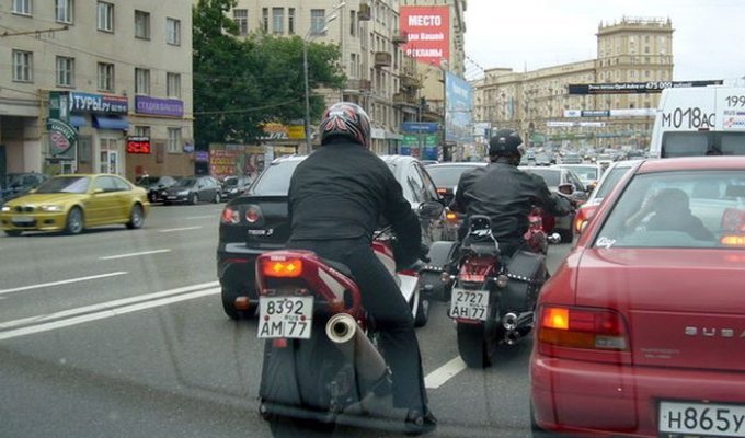 Почему мотоциклы ездят между рядов?! (5 фото + текст)