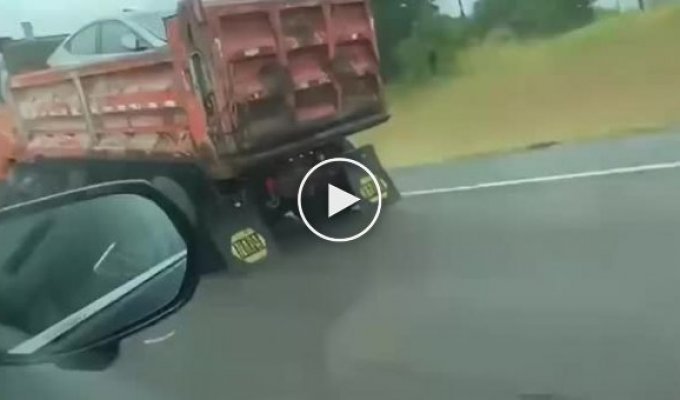 Интересный паравоз из грузовиков