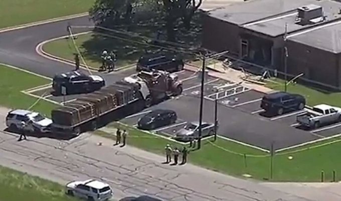 In Texas, a man stole a truck and rammed a government building (2 photos + 1 video)