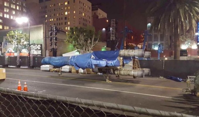 В Лос-Анджелесе появился полноразмерный истребитель X-wing (8 фото)