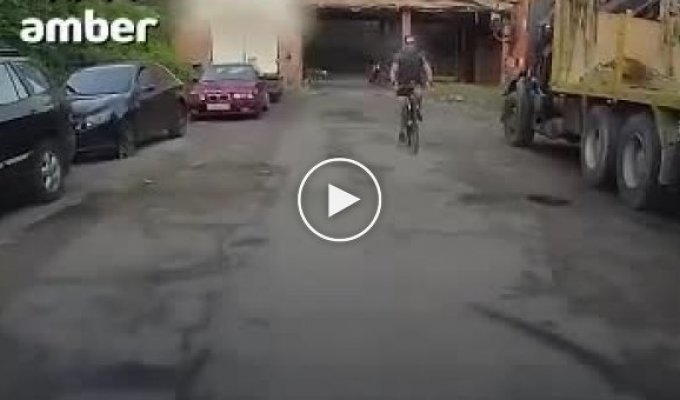 Обидчивый велосипедист в Калининграде избил окатившего его водой водителя