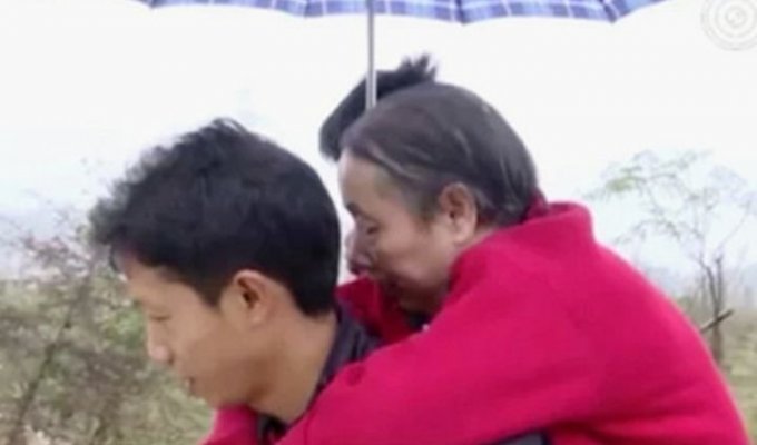 В поисках работы парень из Китая 15 лет носил свою парализованную мать на спине (3 фото)