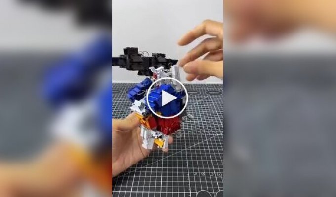 Робот из канцелярских зажимов
