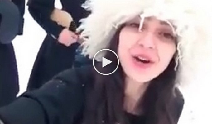Снег, девочки, селфи-палка и грузинская песня