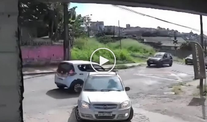 A woman saved a man who was in danger on the train tracks