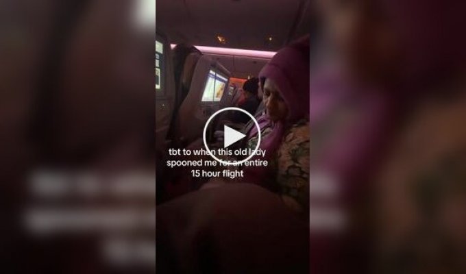 Пассажирку самолета возмутила спящая на ее ягодицах женщина