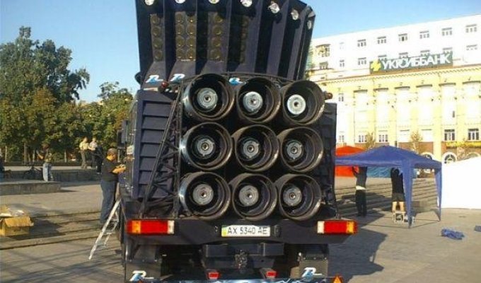  Классный грузовичек в Донецке (11 фотографий)