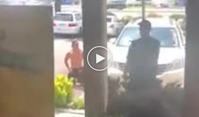 Смелый полуголый мужчина против полицейского с собакой