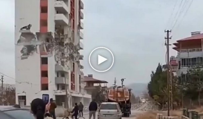 Вибухотехніки в Туреччині впустили 12-поверхівку на сусідні будинки