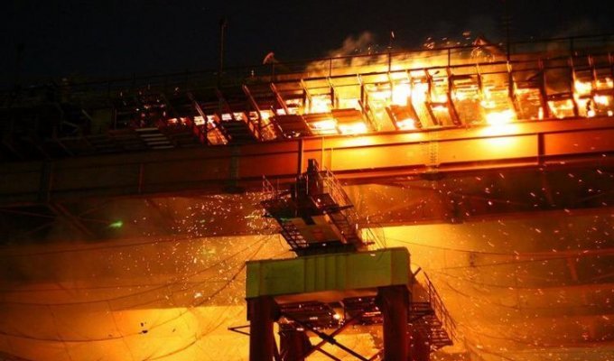 Во Владивостоке подожгли мост (15 фотографий)