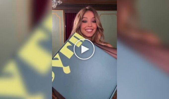 Сидни Суини продолжает раздеваться на камеру