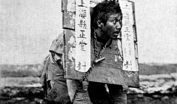 8 Illustrative Photos of a Very Unusual Punishment for Criminals Used in China Until the Beginning of the 20th Century (8 photos)