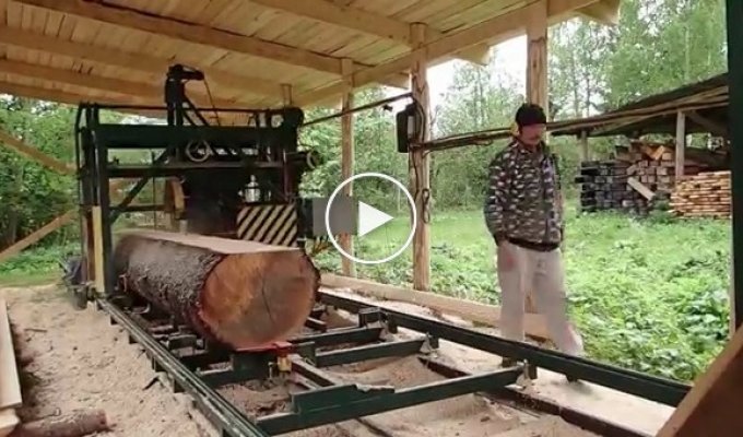 Как режут ровные квадратные деревяные бруски