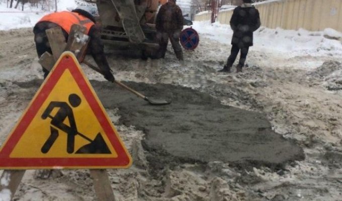 В Новосибирске ремонтируют снег (2 фото)