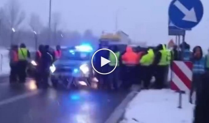 Українські водії перекривали дороги у польських містах на знак протесту проти блокування кордону