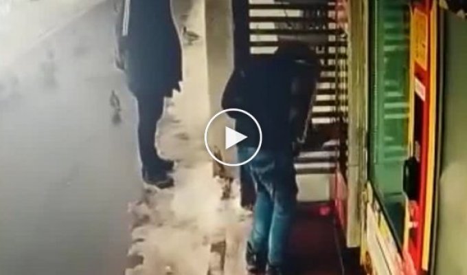 В Сергиевом Посаде парень вступил в бой с кофейным автоматом