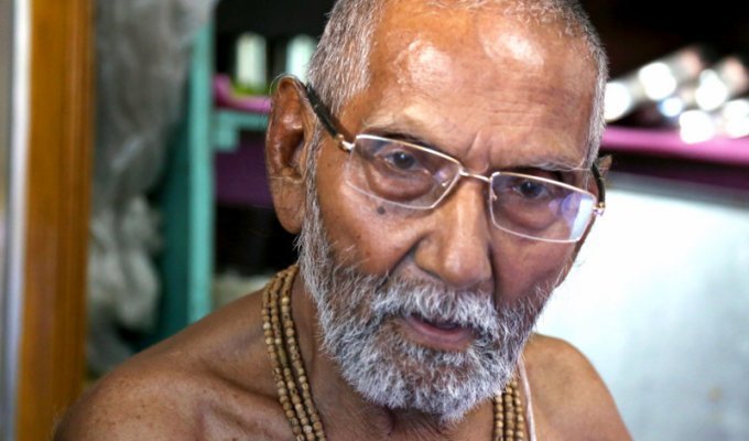 Этот индийский монах утверждает, что он 120-летний девственник (8 фото)