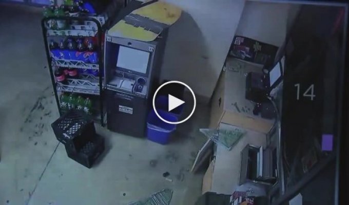 In California, robbers tried to rob a gas station using an excavator