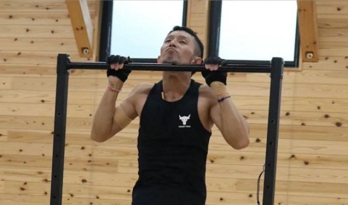 Japanese Kenta Adachi did 8,940 pull-ups in 24 hours (3 photos)
