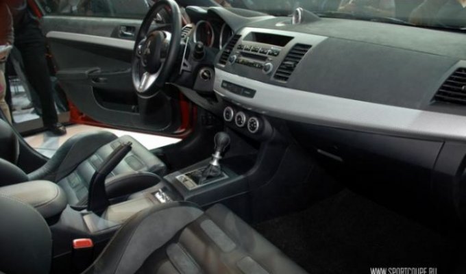 Mitsubishi EVO X изнутри (15 фото)