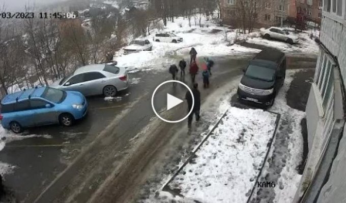 Во Владивостоке мужчина ограбил первоклассника
