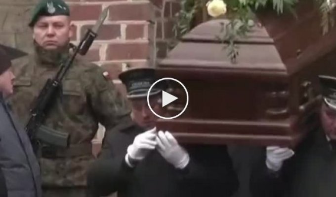 В Польше с почестями похоронили фермера, погибшего в Пшеводуве после падения ракеты