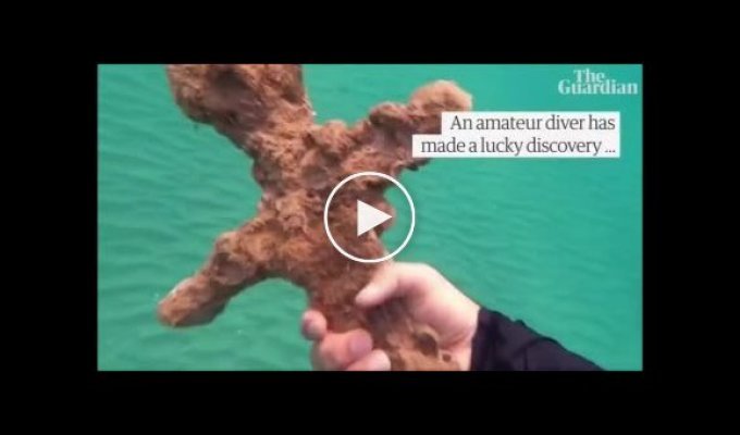 Удивительная находка. Дайвер нашел в Средиземном море меч крестоносца возрастом примерно 900 лет
