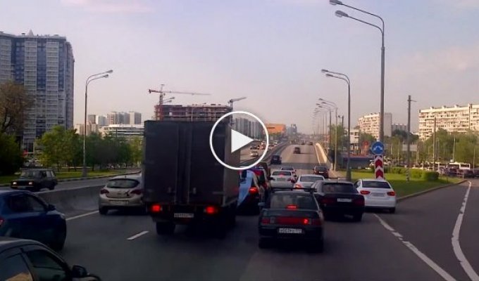 Свадебный кортеж перекрыл шоссе в Москве