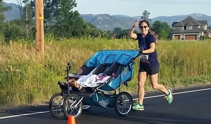Мать восьмерых детей побила рекорд Гиннеса, пробежав 40 км с коляской (4 фото)