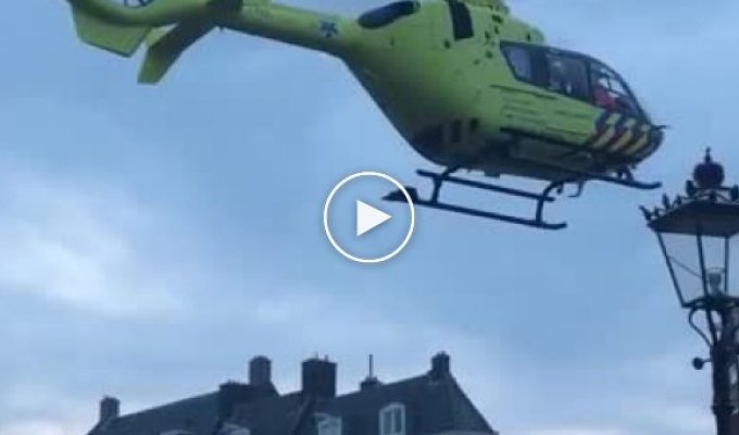 Вертолет спасателей виртуозно припарковался на узком мосту в Амстердаме