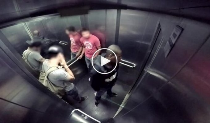 Застрявшие в лифте с парнем с диареей