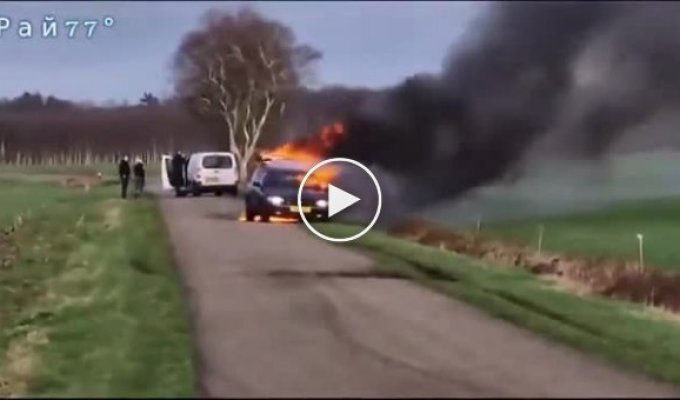 Экстремал не довез петарды и зрелищно спалил свой автомобиль