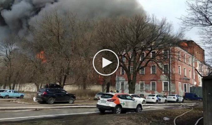 В Петербурге горит здание фабрики Невская мануфактура