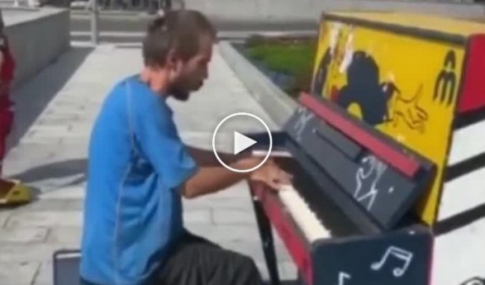 Мужчина сыграл на уличном пианино и удивил прохожих