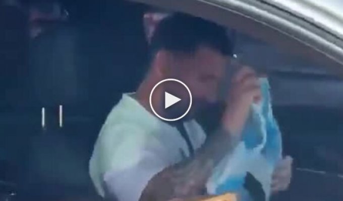 Messi met fans in a traffic jam and gave them an autograph
