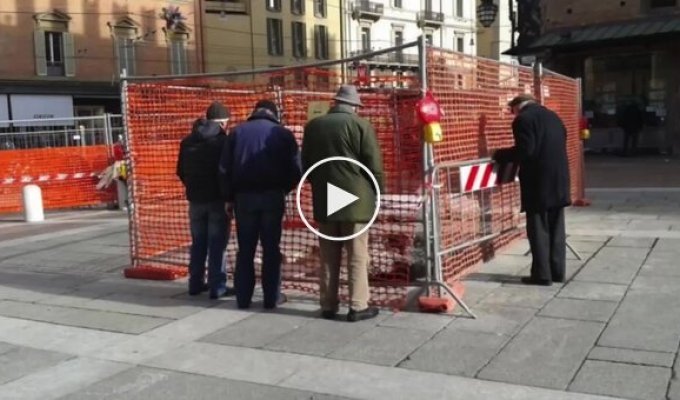 «Umarell»: італійські пенсіонери стежать за будовами через паркан