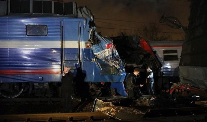 Столкновение поезда «Москва - Брест» с электричкой (4 фото + 2 видео)