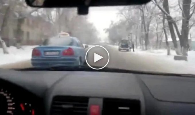 В Бишкеке нарушитель прокатил инспектора на капоте
