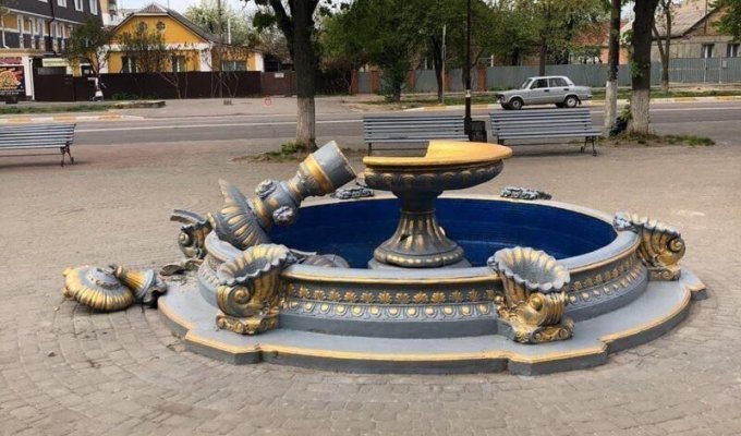 Украинка сломала фонтан, пытаясь сделать на нем фотографию (1 фото + 1 видео)