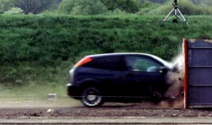 Убийственный краш-тест Ford Focus на скорости 193 км/ч (5 фото + видео)