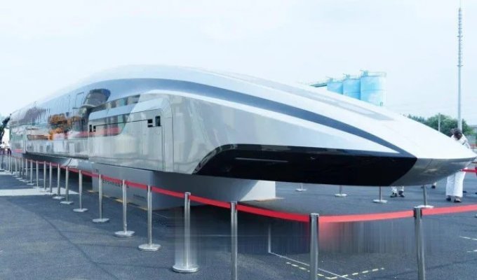 В Китае представили суперсовременный поезд на магнитоной подушке - его скорость 600 км/ч (2 фото + видео)