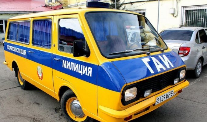 В Иркутске полицейские отреставрировали милицейский РАФ (14 фото)
