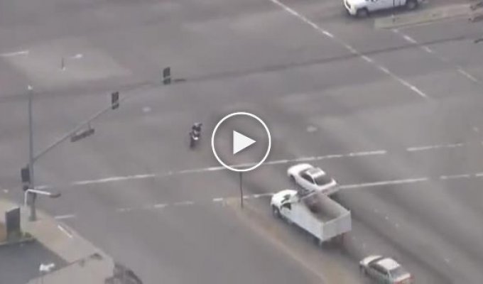 Мотоциклист выполняет трюки уходя от погони