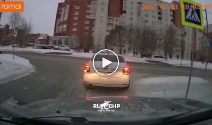 Водитель вольцвагена спас жизнь пешеходам перегородив собой случайно дорогу в Омске