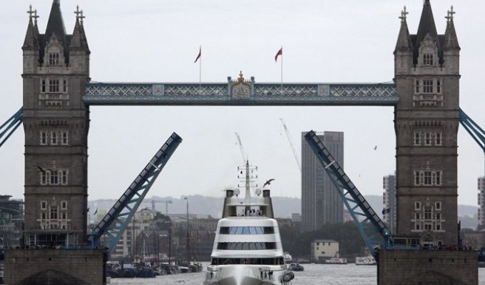 Яхта российского олигарха Андрея Мельниченко впечатлила жителей Лондона (8 фото)